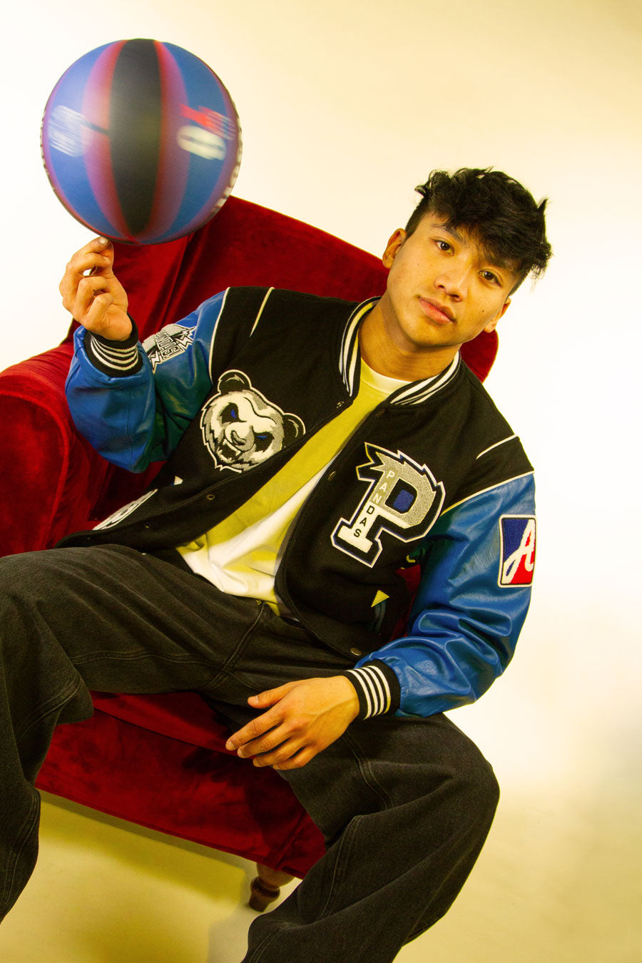 atipici pandas mvp varity jacket indossata da ragazzo che fa girare pallone da basket sul dito