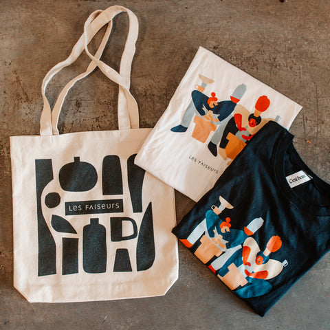 un sac et deux t-shirts avec des motifs de poterie sont posés à plat sur un fond de béton