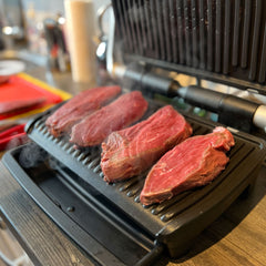 Steaks auf der Grillplatte vom Optigrill Kontaktgrill