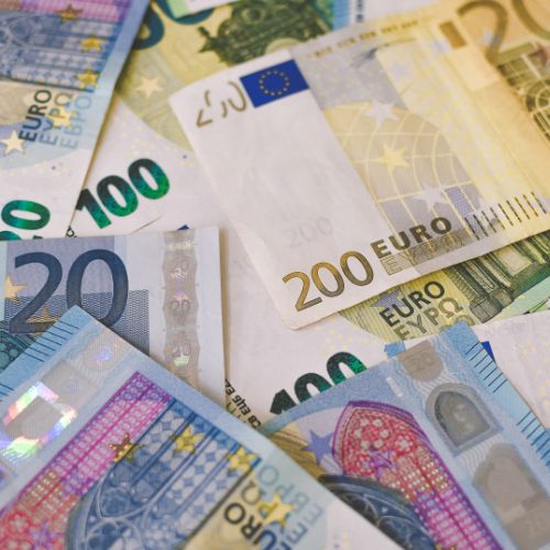 Plusieurs billets de 20, 100 et 200 euros qui se superposent dans le désordre