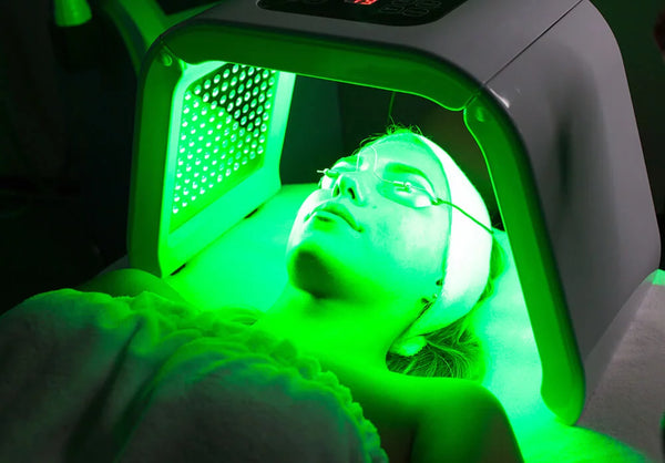 femme couchée en séance de luminothérapie verte en institut de beauté