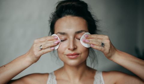 femme qui se démaquille les deux yeux