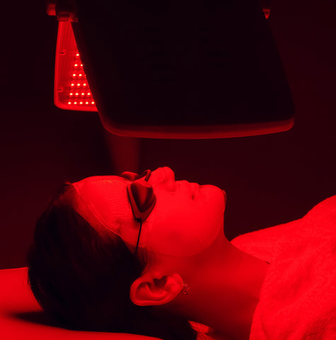 Femme en séance de luminothérapie led rouge pour la peau
