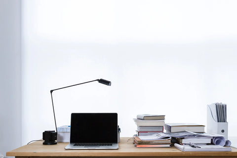 Bureau avec ordinateur, livre, lampe de bureau