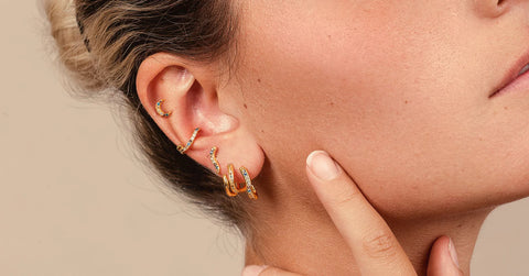 Woman wearing a helix stud piercing.