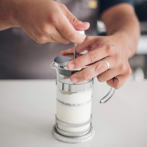 se utiliza la cafetera de émbolo para espumar la leche para elaboración de un cappuccino