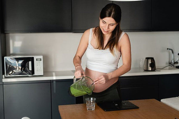 5. pregnant mum pouring a healthy smoothy