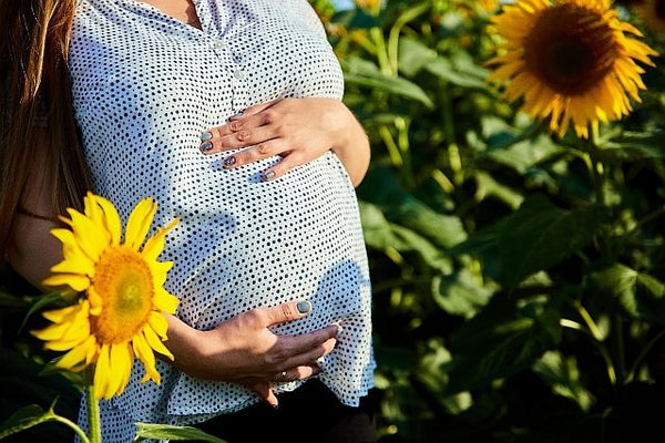 7. pregnant mum-to-be surrounded by sun flowers