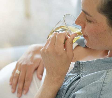 pregnant woman drinking herbal tea