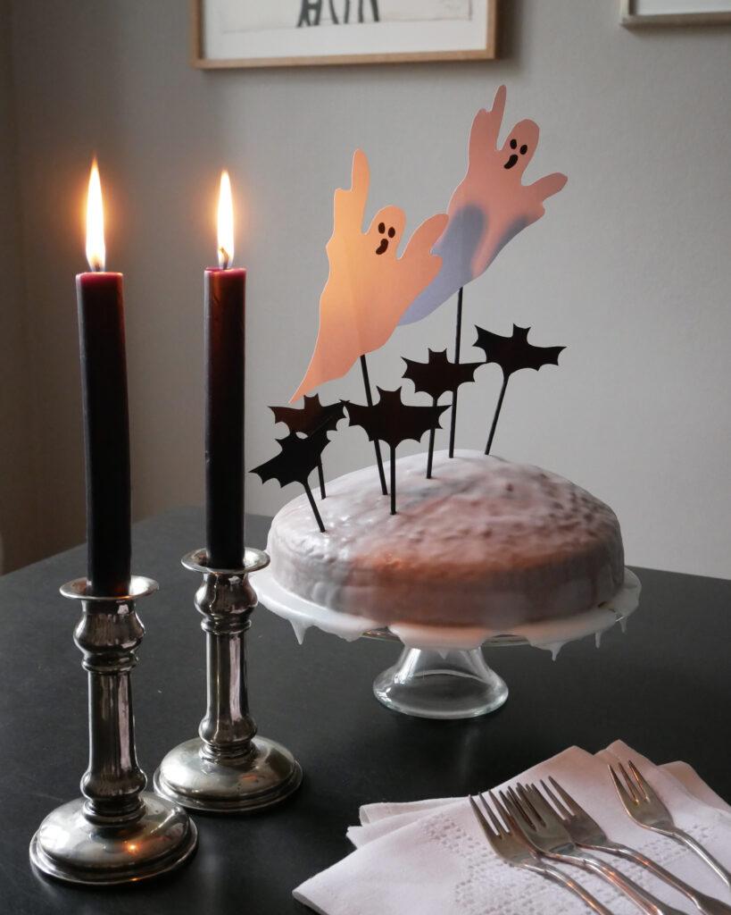 Halloween-Kuchen mit Geistern