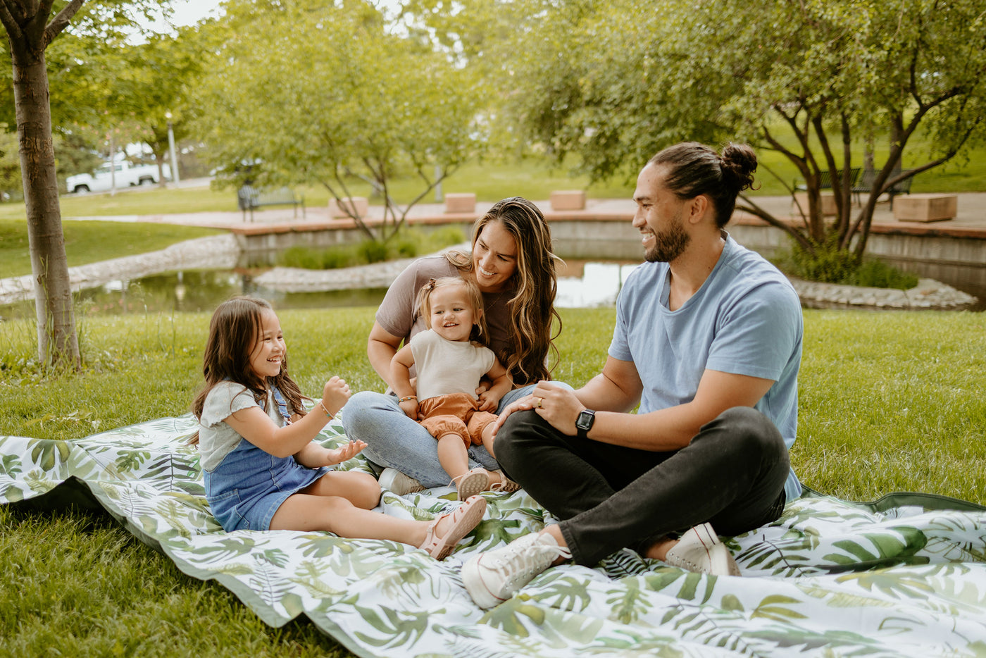 BANZ Large Picnic Blanket Easy Carry Easily Foldable Outdoor Rug for  Beach Picnics Camping or Anywhere You Just Want to Be Warm 60 X 78 in W 