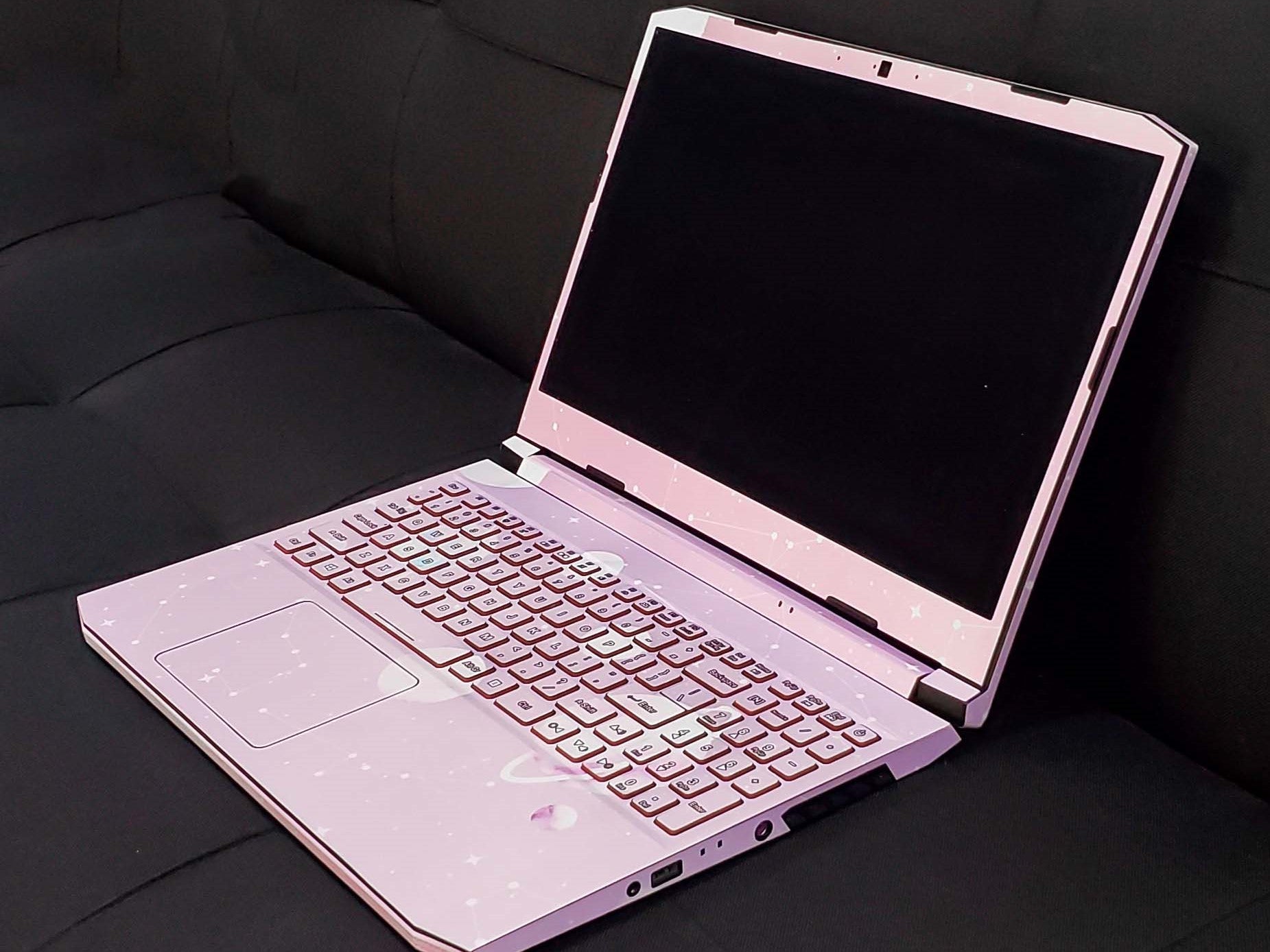 Decal màu hồng đổi màu laptop