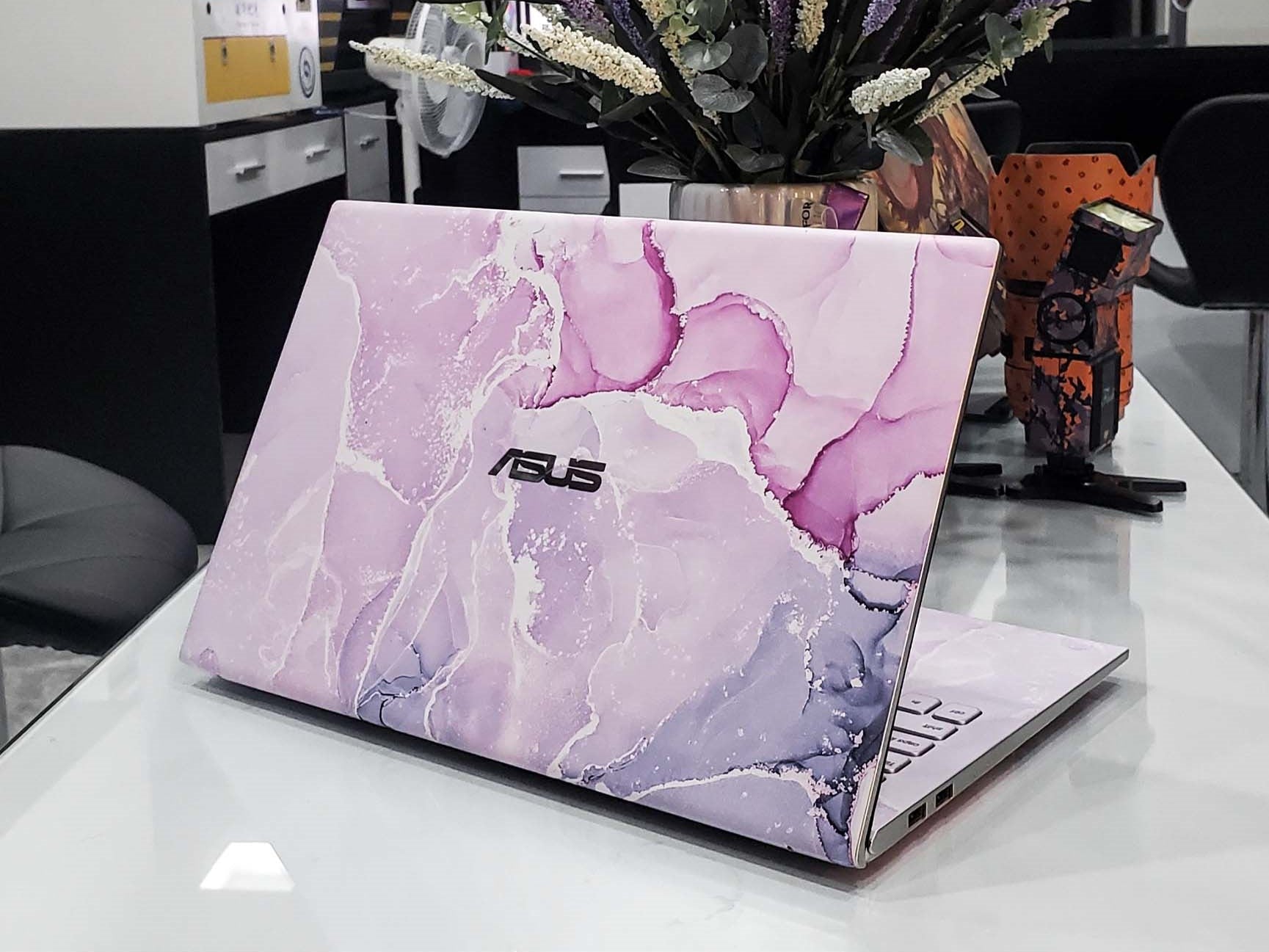 Mẫu skin vân đá hồng trang trí laptop