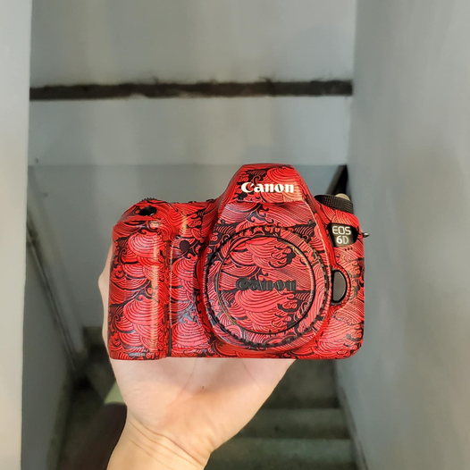 Dán skin máy ảnh Canon đổi màu đỏ