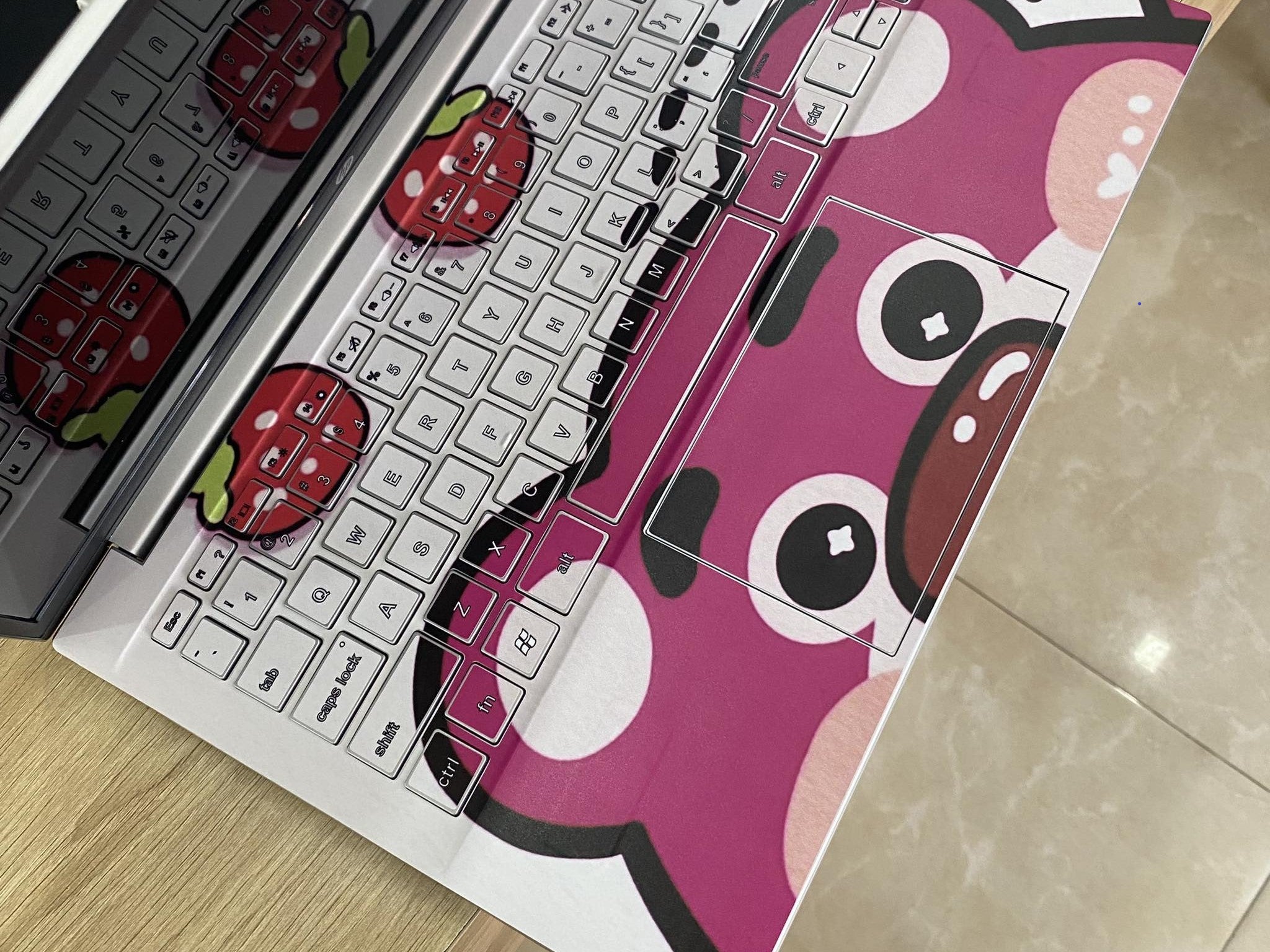 Skin gấu dâu lotso dán laptop