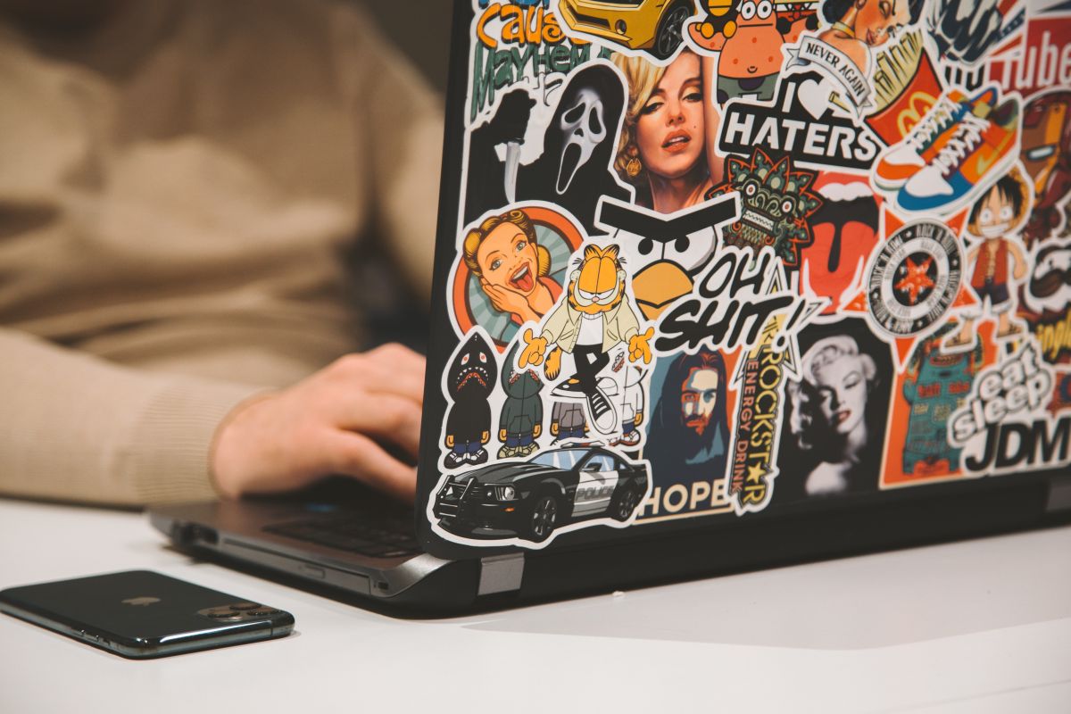 Cách gỡ sticker trên laptop hiệu quả