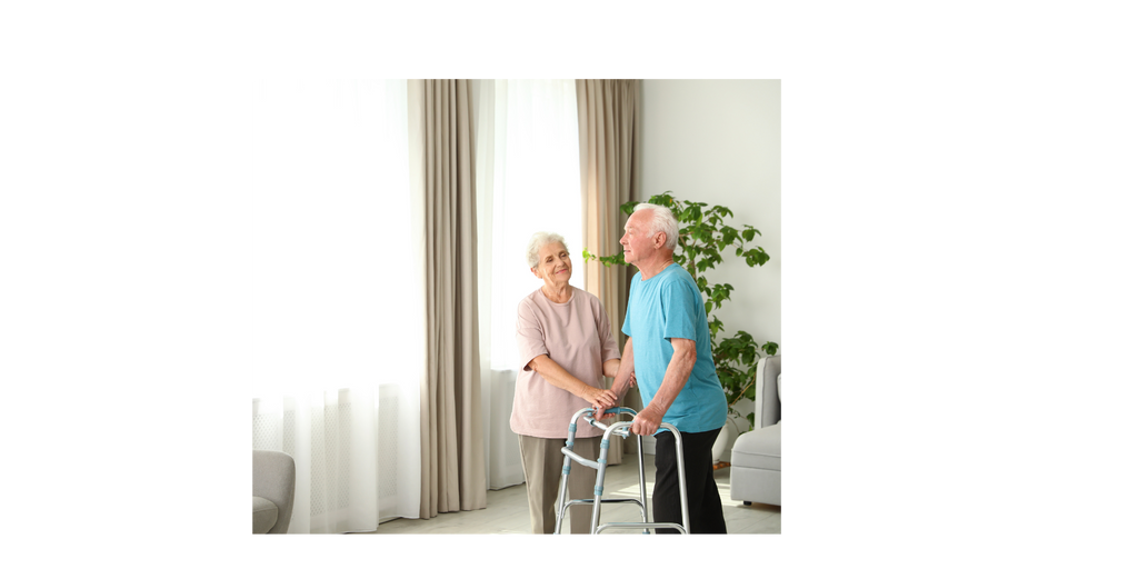 Senior With Walking Aid υποστηρίζεται από ηλικιωμένο πολίτη