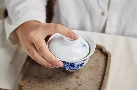 How to hold a gaiwan