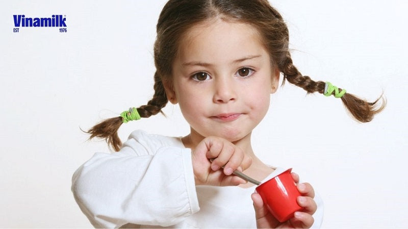 Cách cho trẻ ăn sữa chua