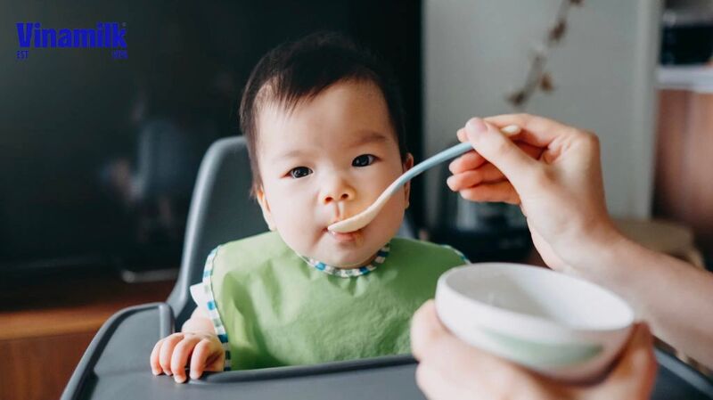 Bé 6 tháng tuổi có thể ăn sữa công thức kết hợp với bột ăn dặm