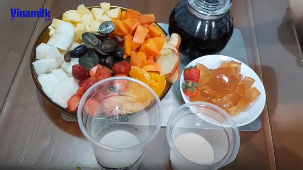 Cho sữa chua vào ly đã chuẩn bị trước sau đó cho trái cây vào
