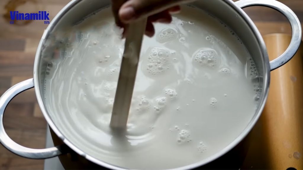 Đun nóng hỗn hợp sữa đặc sữa tươi, dùng vá đảo đều để tránh khét sữa đáy nồi