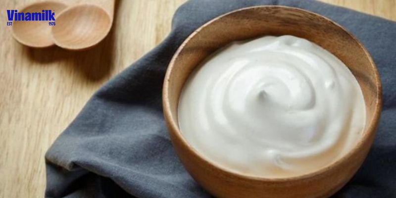 Sữa chua Hy Lạp chứa nhiều dưỡng chất có lợi cho sức khoẻ như protein, vitamin A, canxi, kali…