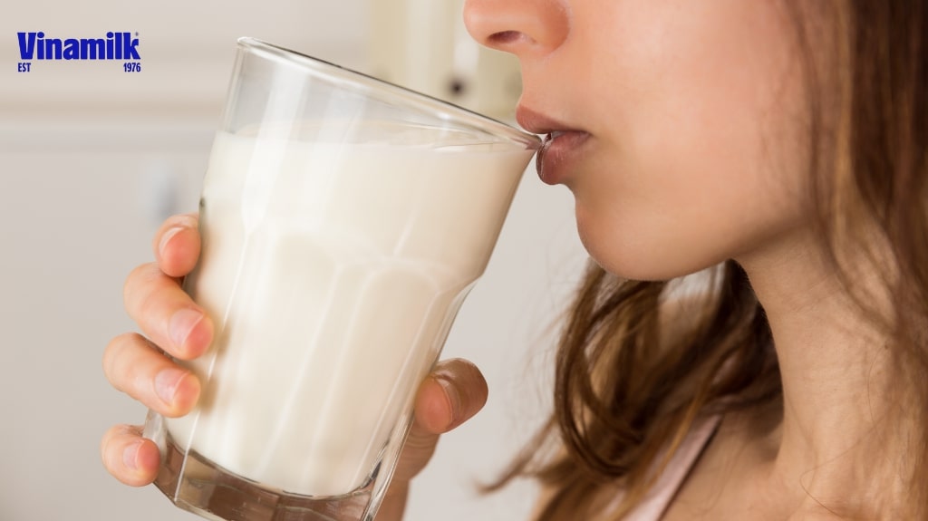 khi đói bụng có nên uống sữa không?