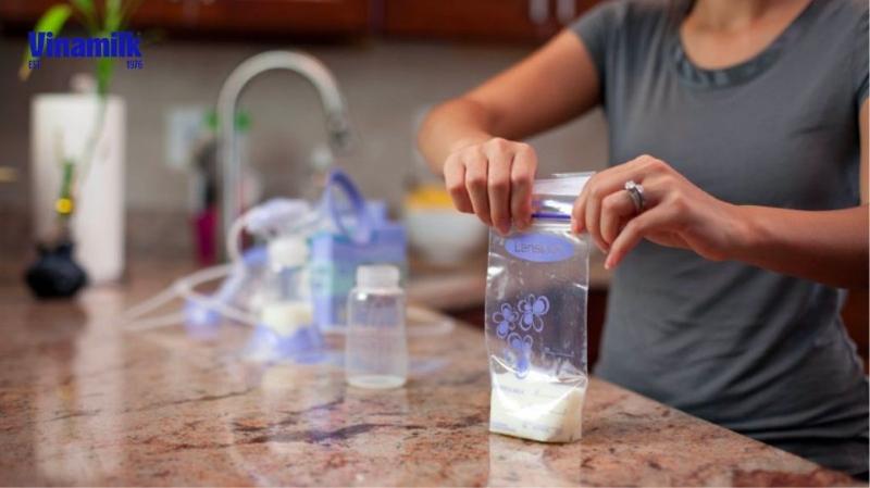 Không nên bảo quản sữa mẹ trong túi nhựa