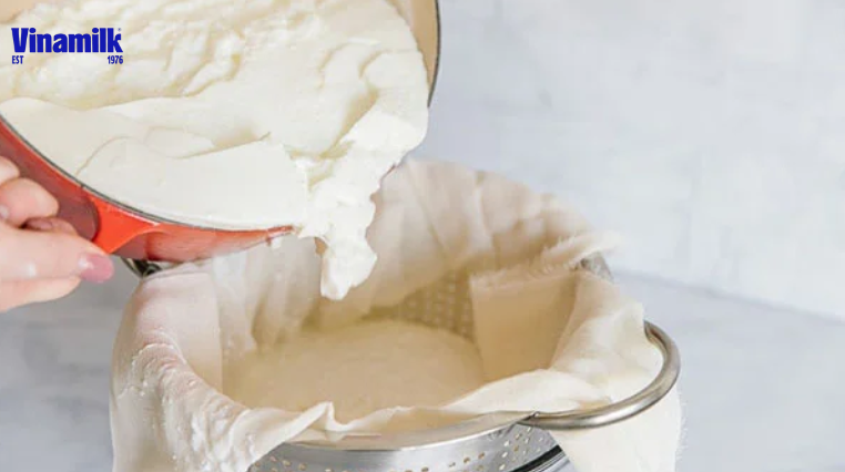 Lọc phần sữa chua từ 6 - 10 giờ để bỏ đi phần whey protein và thu sữa chua Hy Lạp