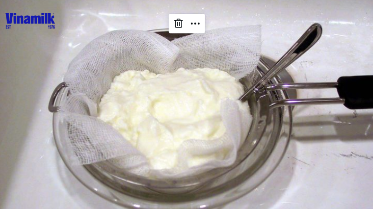 Lọc sữa chua để thu được phần sữa chua Hy Lạp đặc, mịn từ nấm kefir