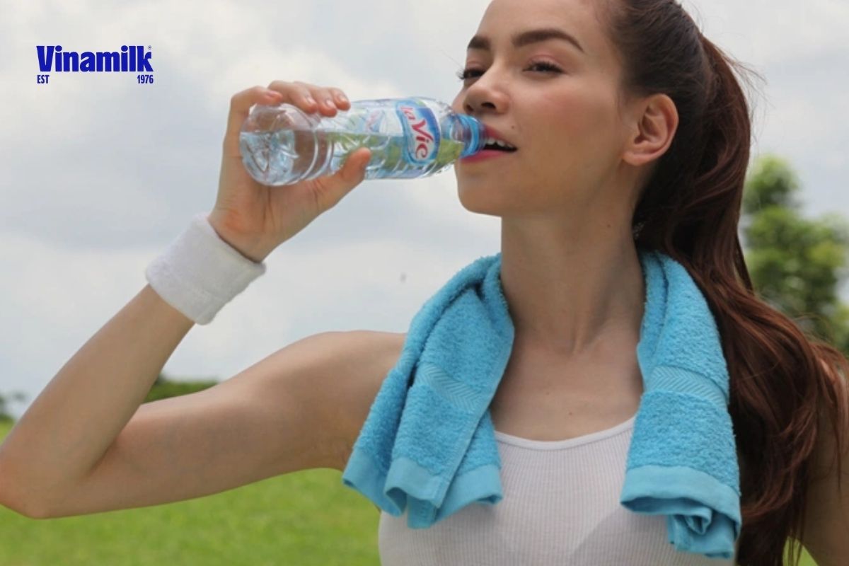 khi tập thể dục thì mẹ nên uống nước&nbsp;