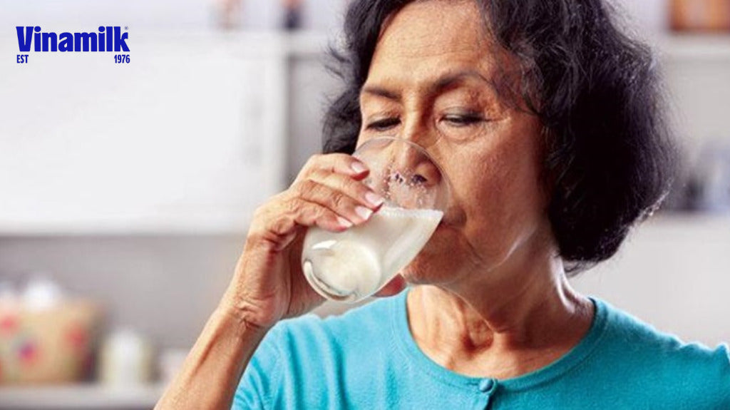 Người lớn tuổi không nên uống sữa thay cho bữa chính