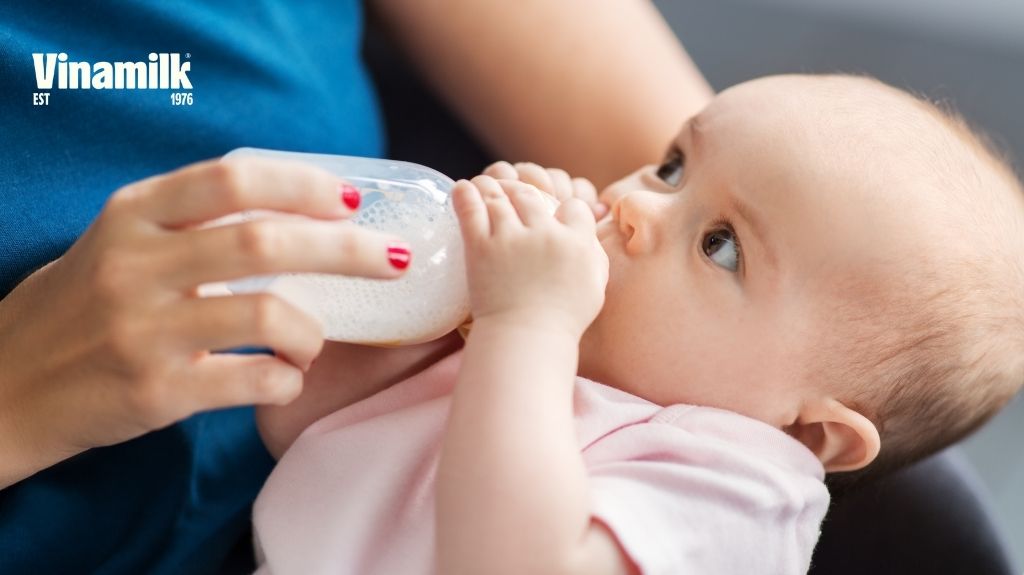 Cho trẻ sơ sinh uống lượng sữa phù hợp