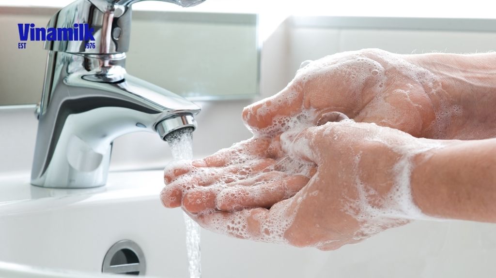 rửa tay sạch trước khi pha sữa
