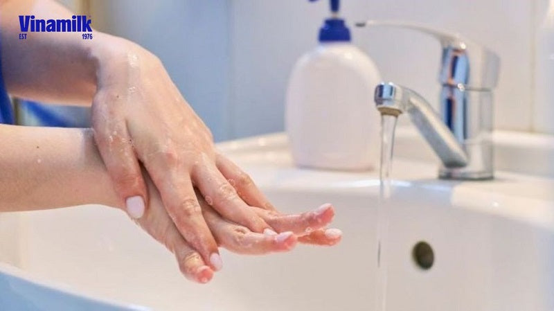 Rửa tay sạch trước khi pha sữa