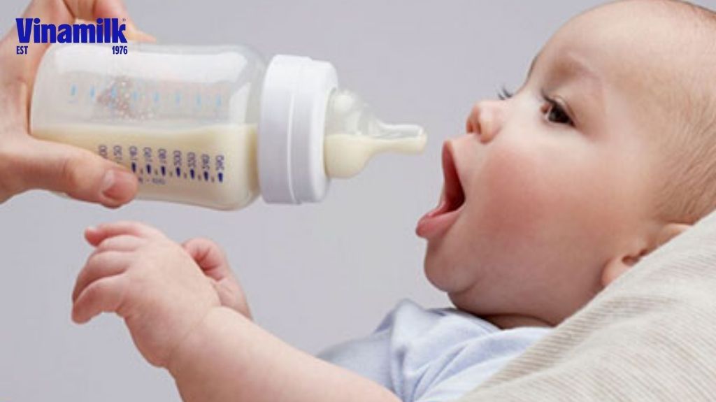 Sữa bột công thức pha cho bé uống