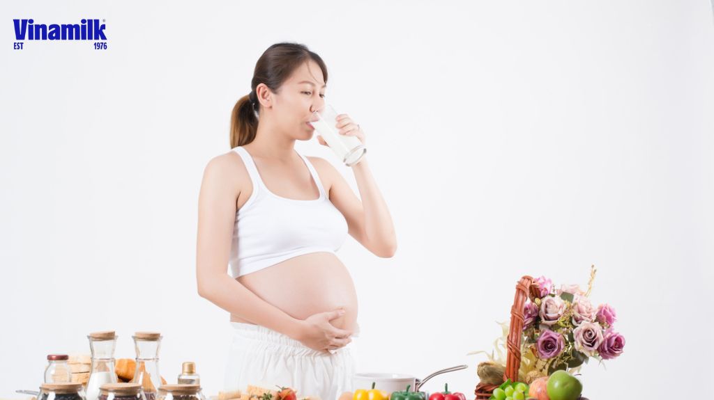 Uống sữa bầu bổ sung dinh dưỡng