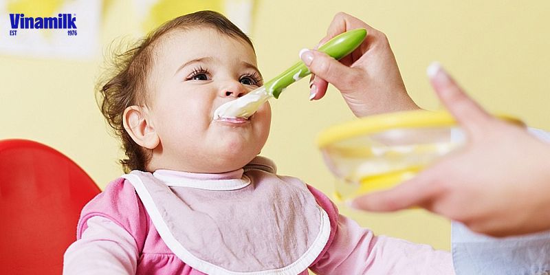 Không nên cho trẻ ăn sữa chua lạnh vì hệ miễn dịch chưa phát triển đầy đủ