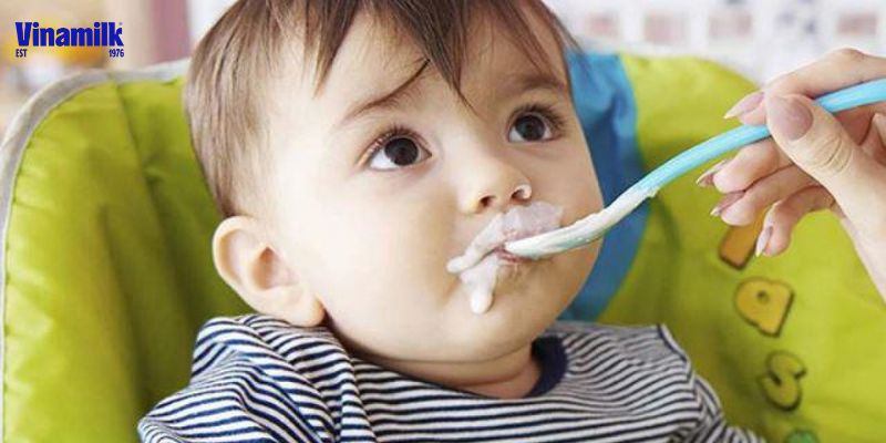 Bé từ 6 tháng tuổi đã có thể ăn được sữa chua để bổ sung những dưỡng chất có lợi cho sự phát triển