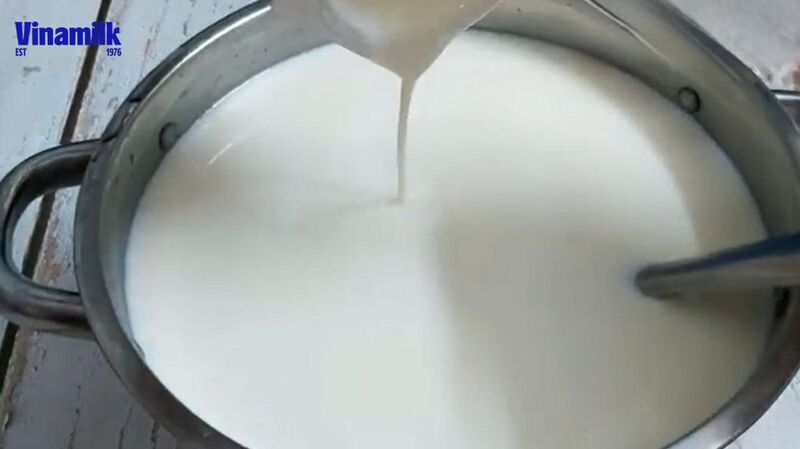 Nấu hỗn hợp sữa đặc và sữa tươi