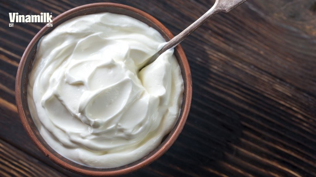 Sữa chua Hy Lạp đặc mịn, chứa nhiều lớp kem và có vị chua man mát