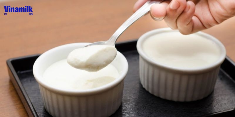 Những dưỡng chất trong sữa chua nguyên kem cho bé giúp giảm thiểu tình trạng còi xương ở trẻ