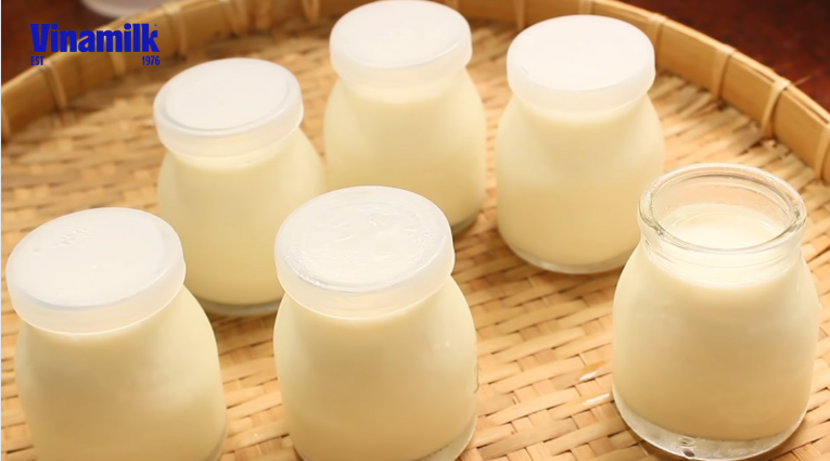 Sữa chua phô mai có kết cấu mềm mịn, sánh dẻo, mùi thơm phô mai phảng phất