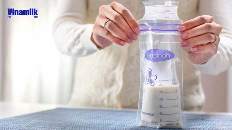 Giải đáp có thể cho thêm sữa mẹ mới vắt vào trong sữa mẹ đã trữ đông