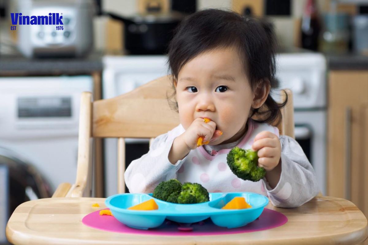 tránh cho trẻ ăn thực phẩm sống