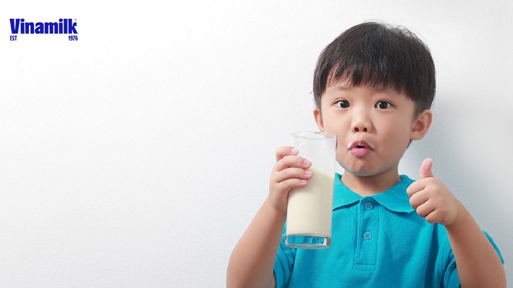 Uống sữa mỗi ngày rất tốt cho trẻ
