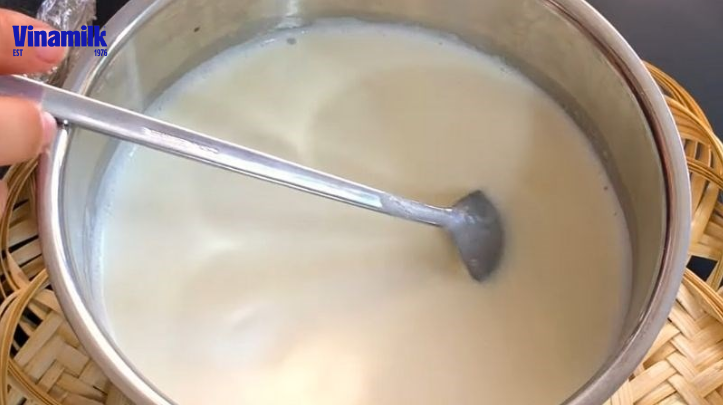 Trộn hỗn hợp sữa chua từ sữa đậu nành, nước cốt dừa, đường thô, sữa chua cái