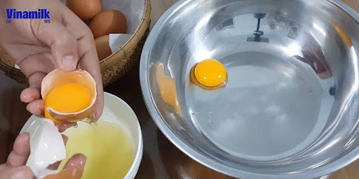 Trộn trứng, đường và vani với nhau