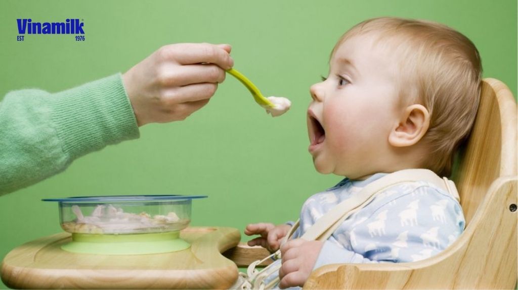 Bé từ 4 - 6 tháng tuổi có thể ăn các loại thức ăn nghiền nhuyễn